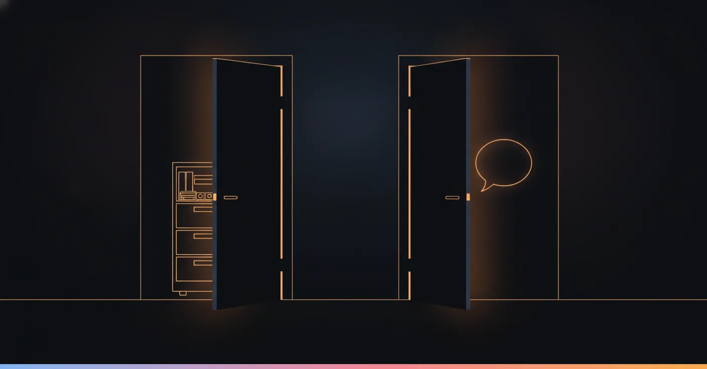 Automatisation du service client : deux familles, deux métiers Deux portes dans un couloir sombre, symbole des deux familles de l’automatisation du service client