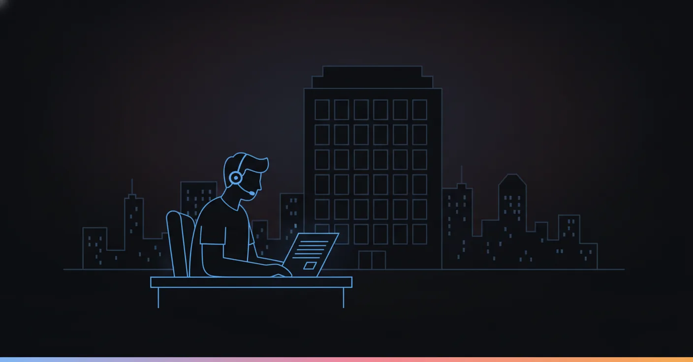 Silhouette assise à un bureau à distance, casque téléphonique et fiche de consignes ouverte, pendant qu’un cabinet reste dans le noir de l’autre côté de la ville
